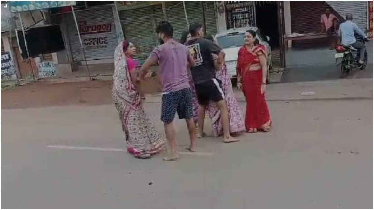 भाजपा की महिला पार्षद को सड़क पर गिराकर पीटा, छोटी सी बात पर भड़कीं महिलाएं; वीडियो वायरल