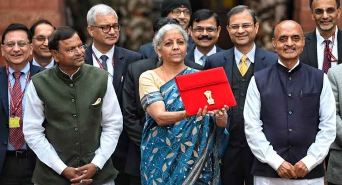 भारतीय अर्थव्यवस्था की हालत बेहतर स्थिति में होने की वजह से मिडिल क्लास की उम्मीदें बढ़ी हुई हैं। फाइल फोटो