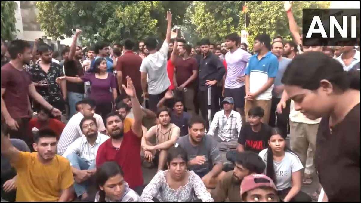 'मंत्री AC कमरों से बाहर आएं...' IAS कोचिंग की घटना पर भड़का छात्रों का गुस्सा; पुलिस ने मालिक-कोऑर्डिनेटर को हिरासत में लिया