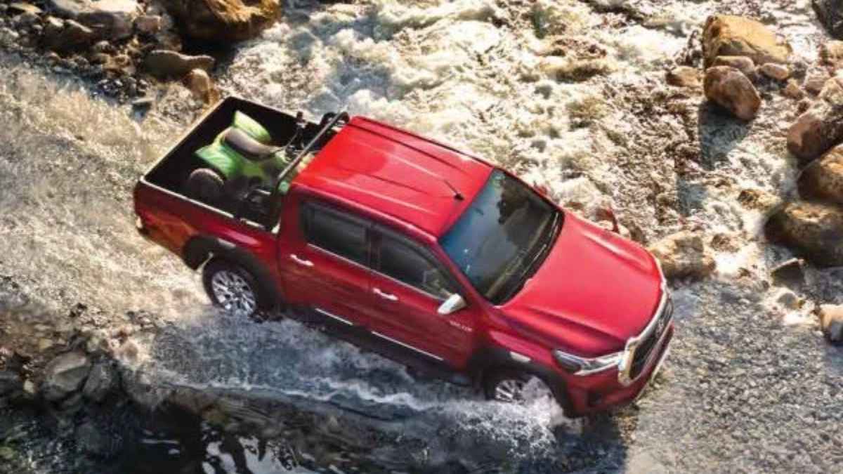 बाढ़ में भी सरपट दौड़ती नजर आई Toyota की ये कार, तगड़े फीचर्स, जानें कीमत