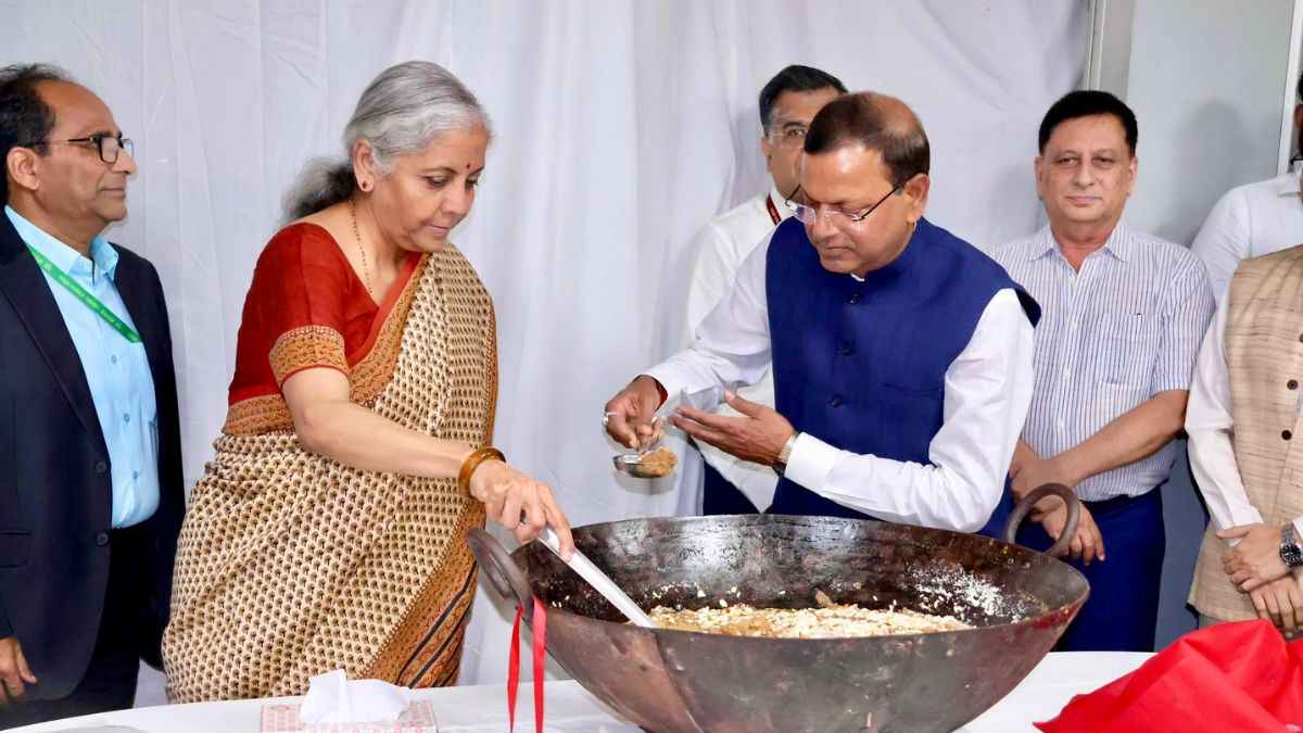 वित्तमंत्री निर्मला सीतारमण गरीब महिलाओं के लिए पिटारा खोल सकती हैं।