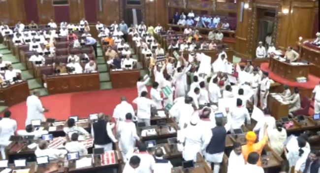 यूपी विधानसभा में सपा विधायकों ने लहराए पोस्टर | फोटोः ANI