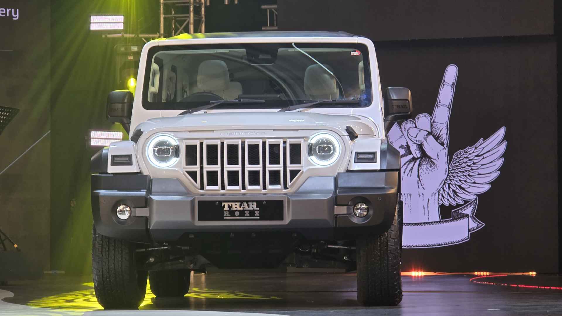 Mahindra Thar ROXX MX1 बेस वेरिएंट में मिलेंगे ये कमाल के फीचर्स, कीमत 12.99 लाख से शुरू