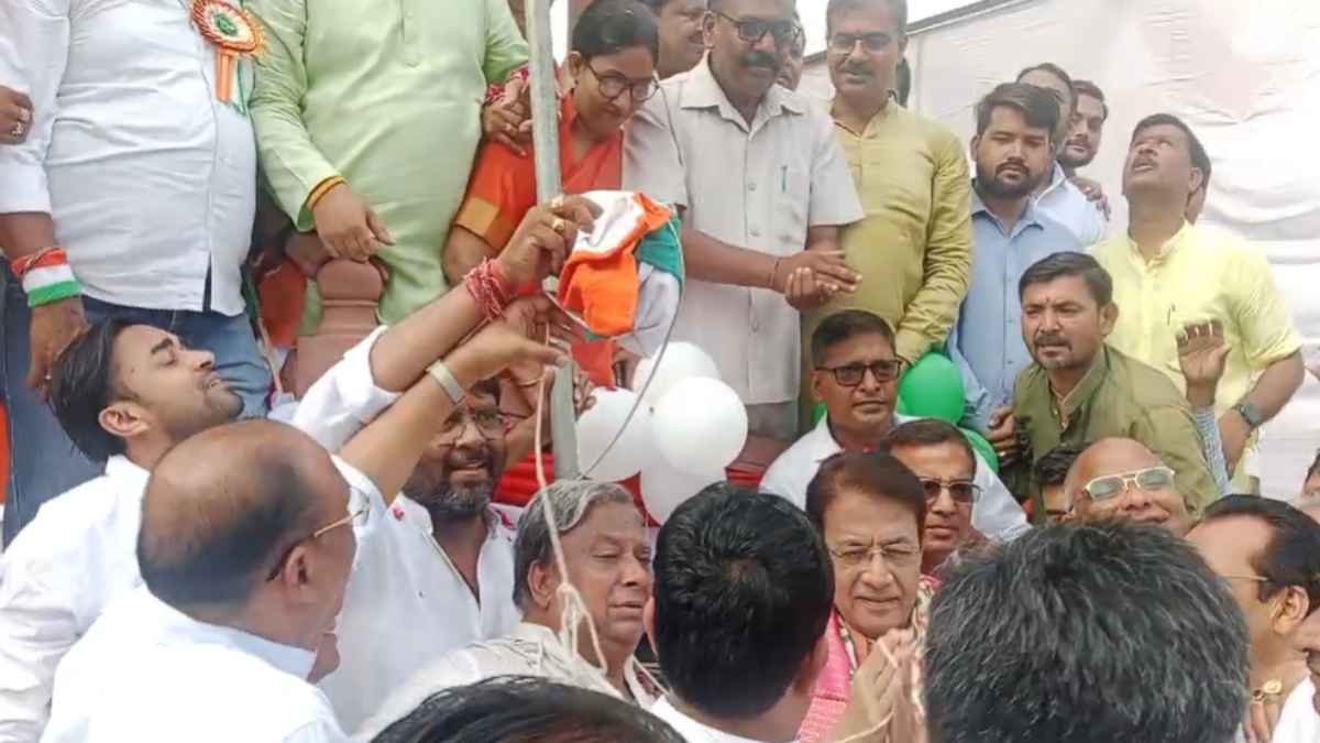 BJP सांसद अरुण गोविल लहरा रहे थे झंडा, खाली रह गया डंडा, अनजाने में राष्ट्रीय ध्वज का अपमान