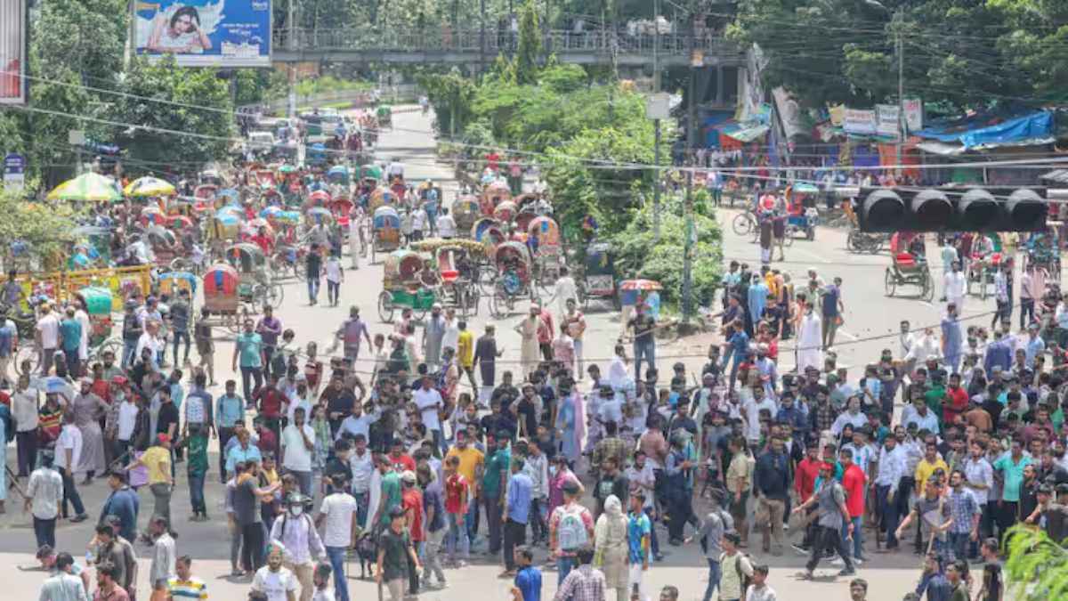 बांग्लादेश में कैंसिल होगी 15 अगस्त की छुट्टी? सरकार कर सकती है बड़ा ऐलान, सड़कों पर एडिशनल फोर्स तैनात