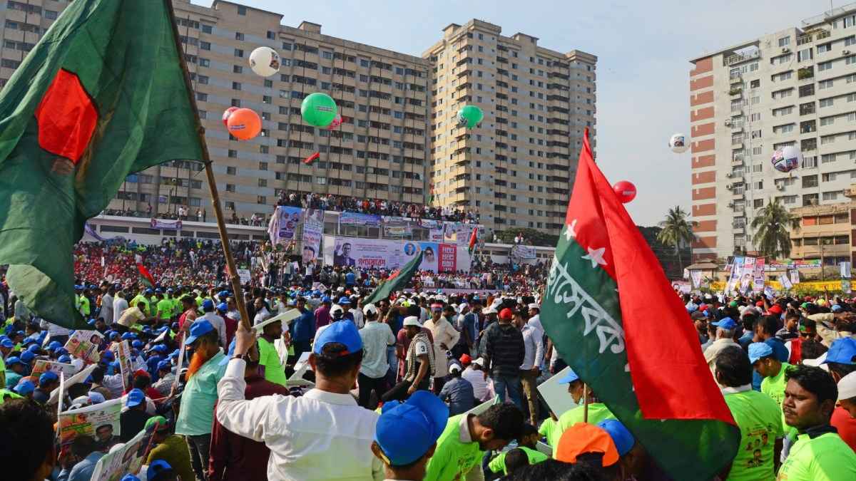 सत्ता परिवर्तन के बाद बांग्लादेश में अब होगा 'ब्लैकआउट'? अडानी की कंपनी के 6000 करोड़ बकाया