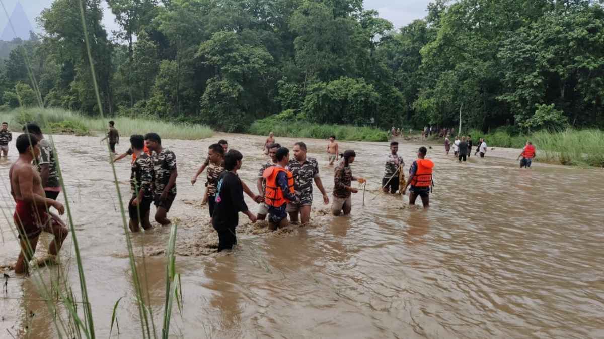 SSB के जवानों ने दिखाया अदम्य साहस, भारत-नेपाल सीमा पर नदी में फंसे 69 श्रद्धालुओं की बचाई जान