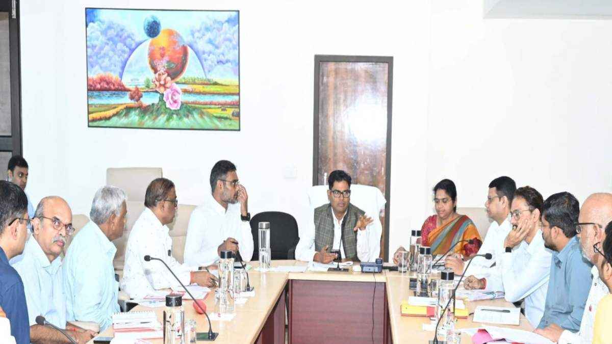 CG: कैबिनेट मंत्री ओपी चौधरी ने पर्यावरण विभाग के अधिकारियों के साथ की बैठक, दिए सख्त निर्देश