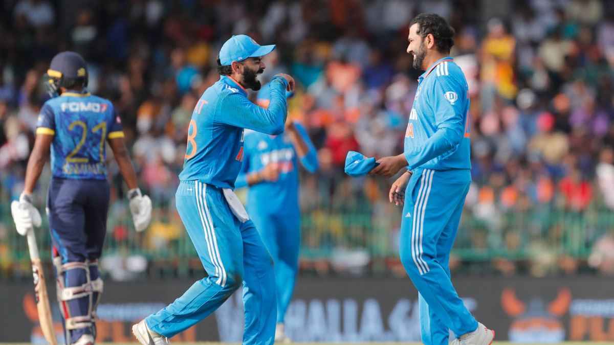 IND vs SL: रोहित शर्मा ने गेंदबाजी से जीत लिया दिल, बनाया ये खास रिकॉर्ड