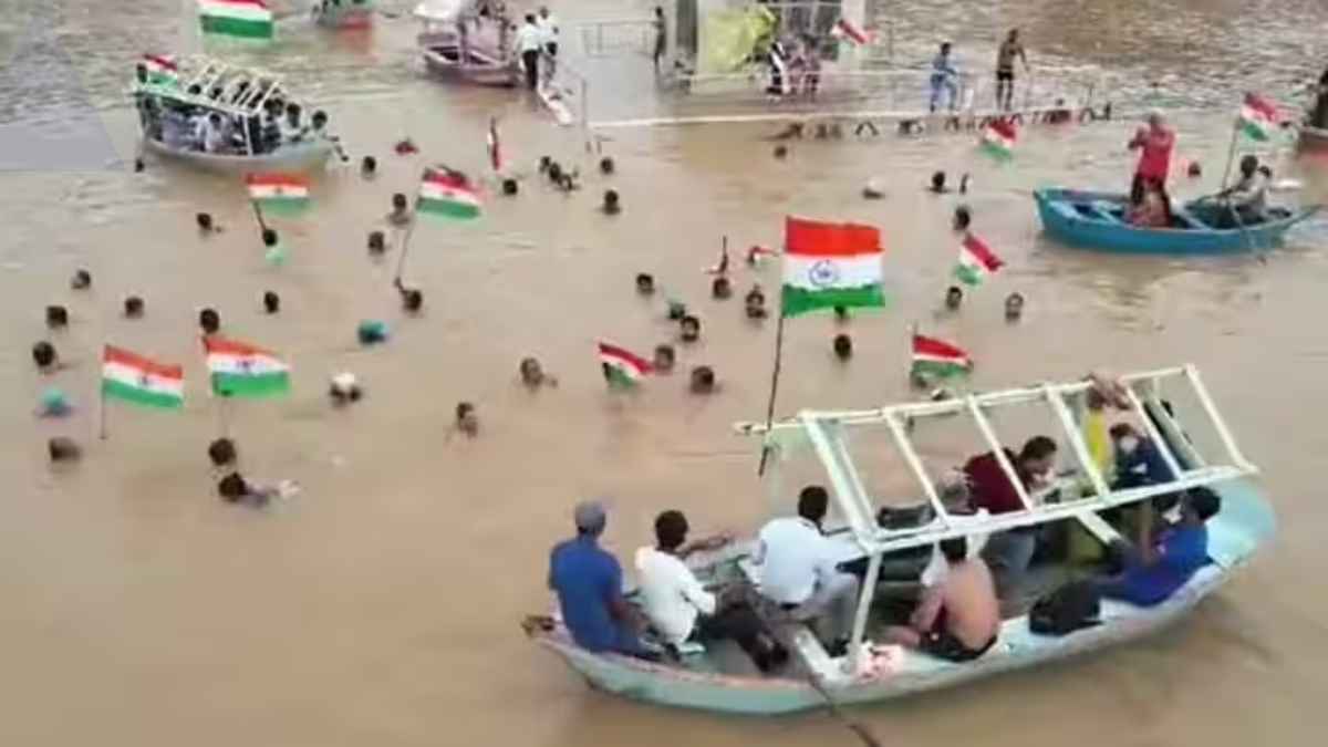 नर्मदा में उफान के बीच तिरंगा यात्रा: जबलपुर में तैराकों ने पूरा किया 8 किलोमीटर का सफर