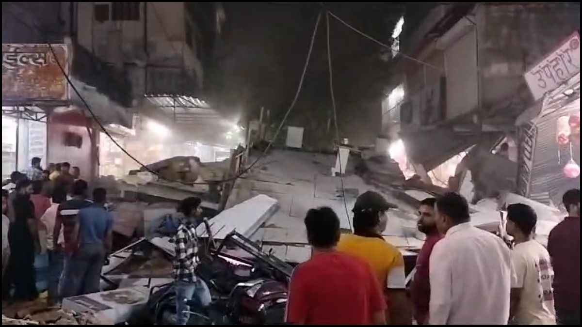 जयपुर में दोमंजिला इमारत गिरी, मलबे में कई लोगों के दबने की आशंका, बिजली सप्लाई रोकी गई