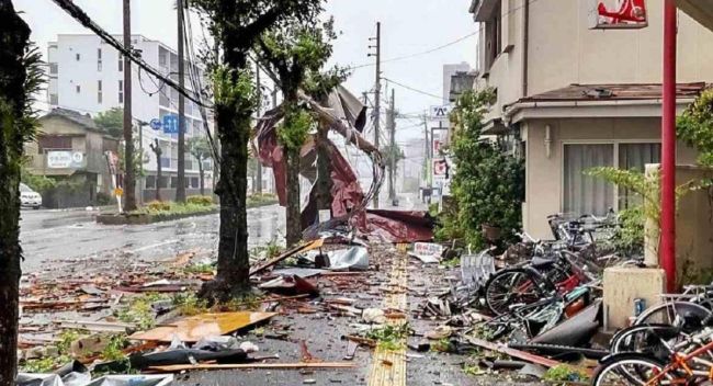 खतरनाक शानशान टाइफून ने मचाई तबाही, 252 Kmph की रफ्तार से चली हवाएं... अब तक 5 की मौत फोटोः @JohnRMetzner