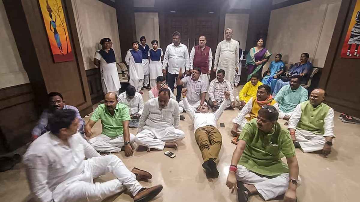 विधानसभा में धरने पर बैठे BJP विधायक तो काटी बिजली, फिर मार्शलों ने ऐसे निकाला बाहर