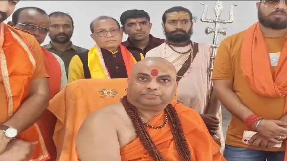 'जयश्री राम बोलने वाला भारत में रहेगा...', ओवैसी-मुसलमानों पर ये क्या बोल गए महामंडलेश्वर