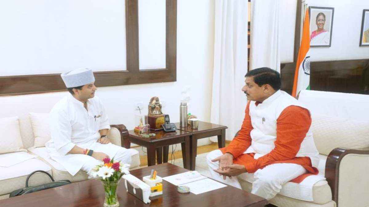 MP: केंद्रीय मंत्री ज्योतिरादित्य सिंधिया ने भोपाल में की CM मोहन यादव से मुलाकात, इन मुद्दों हुई चर्चा