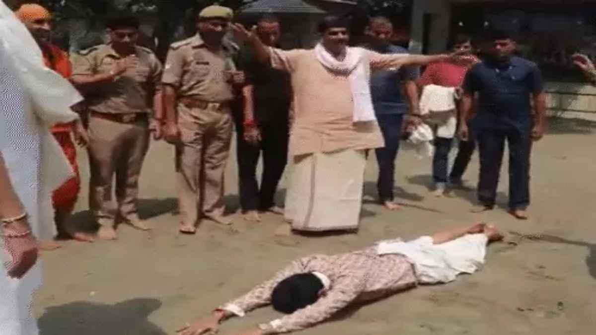 जब रमण रेती में 'लोटपोट' हुए कुमार विश्वास, जन्माष्टमी पर मथुरा में दिखा अलग अंदाज