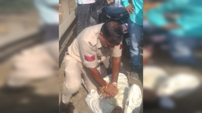 MP Indore News police man save man life by CPR MP Indore News police man save man life by CPR