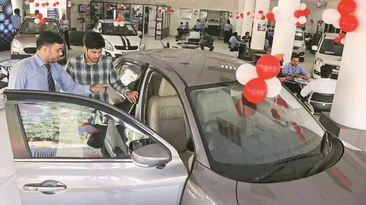 पुराना स्टॉक क्लियर करने के चक्कर में कार डीलर्स ऐसे लगाते हैं चूना! हो जाइए सावधान!