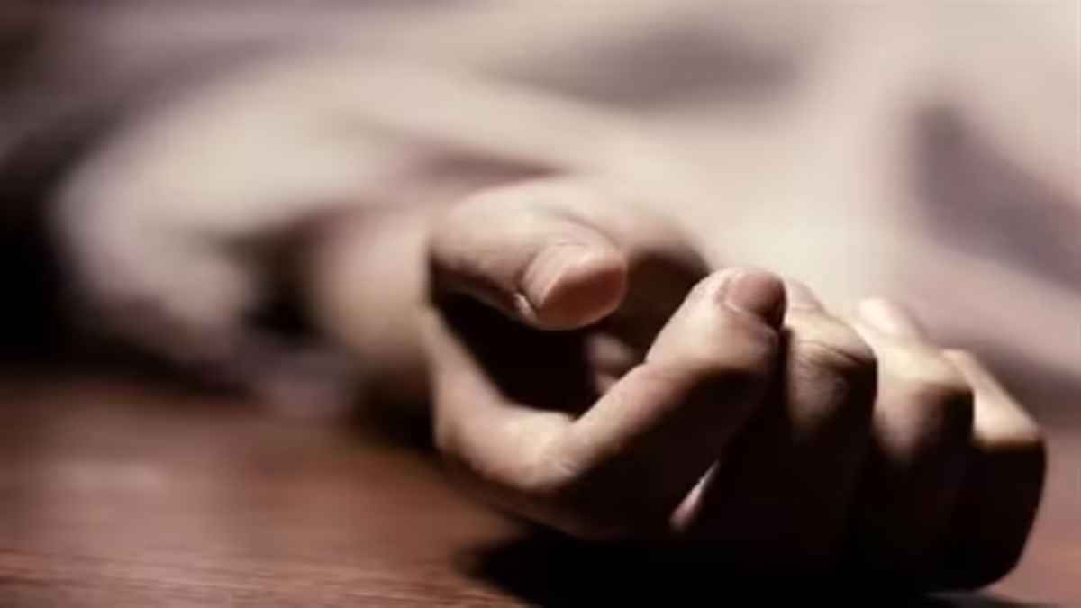 'दोनों हाथों में कैनुला, सीलिंग फैन से लटकी ड्रिप...' दिल्ली में नर्सिंग की छात्रा ने जहरीला इंजेक्शन लगाकर दी जान
