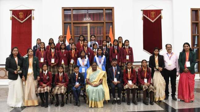 President Droupadi Murmu Meet Chhattisgarh's Girl Students