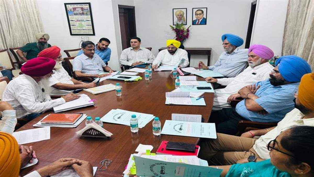 पंजाब के बिजली मंत्री हरभजन सिंह ने की विभाग अधिकारियों संग बैठक, इन मुद्दों पर की चर्चा