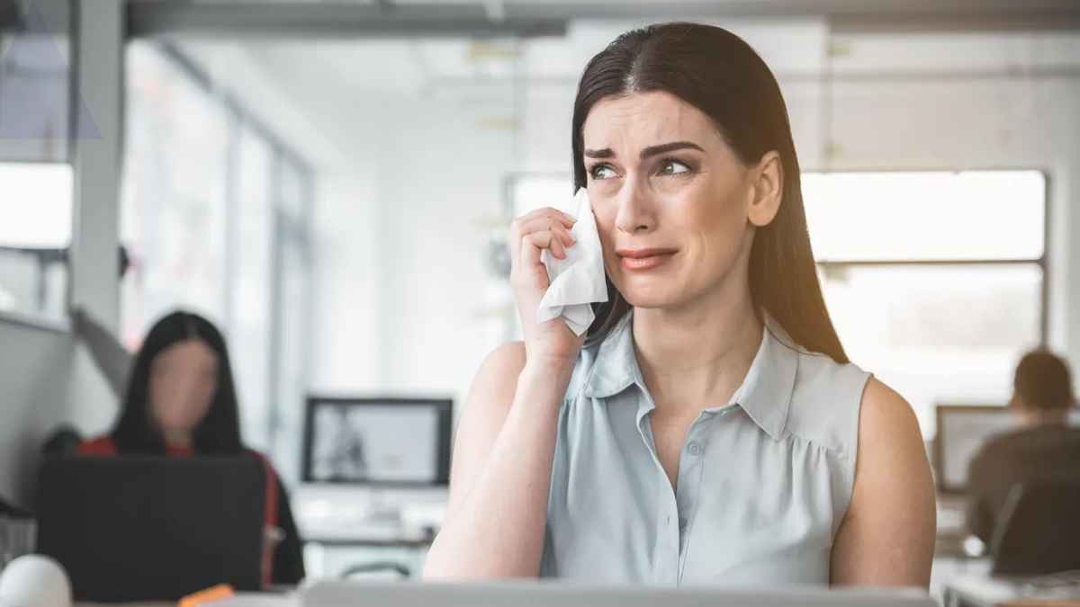 राखी के दिन सैलरी कटौती के नियम पर HR मैनेजर का विरोध, गई नौकरी
