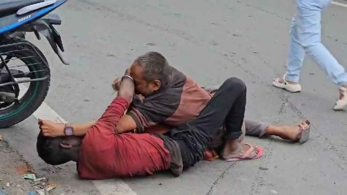 अरे वाह! यहां बीच सड़क पर शुरू हो गई कुश्ती, पटका-पटकी का वीडियो हो रहा वायरल
