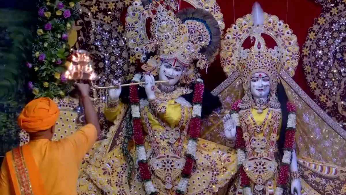 देश में कृष्ण जन्माष्टमी की धूम, मंदिरों में उमड़े भक्त; देखें मथुरा से लेकर द्वारका तक की तस्वीरें