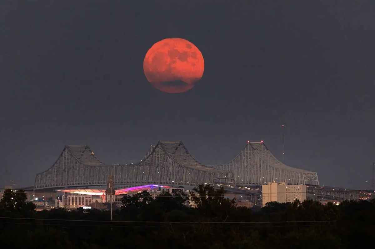 Supermoon: अद्भुत नजारे कहां-कहां दिखे? देखें नीले रंग के चांद की तस्वीरें और वीडियो