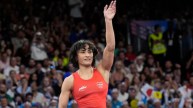 Vinesh Phogat Fainted after disqualified in paris olympic Wrestling final