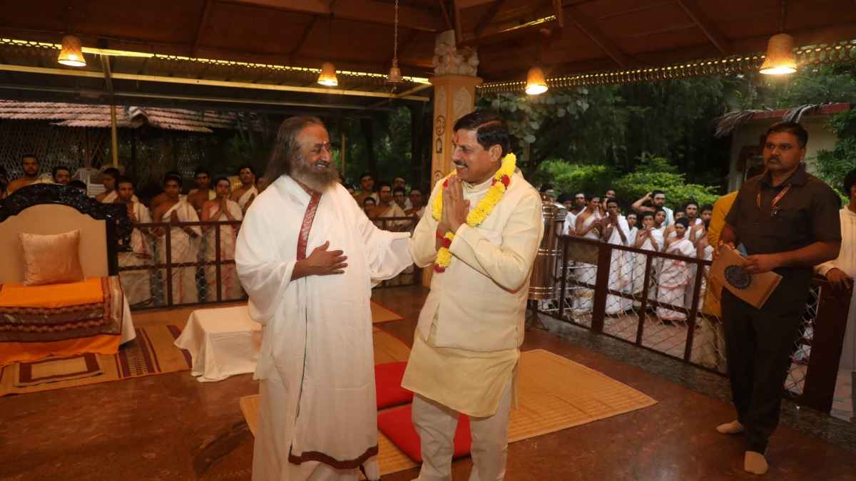 cm mohan yadav meet sri sri ravishankar