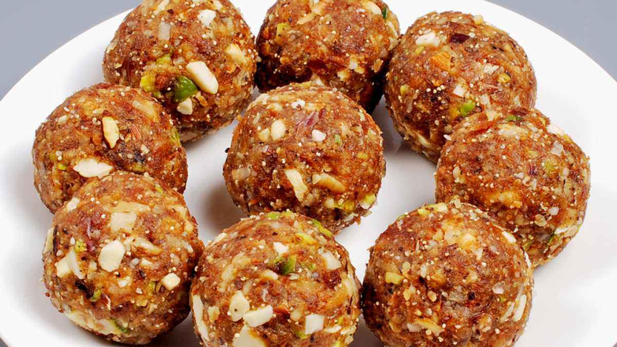 Raksha Bandhan 2024: रक्षाबंधन के मौके पर घर पर ऐसे बनाएं नारियल लड्डू, बैलेंस रहेगा शुगर लेवल