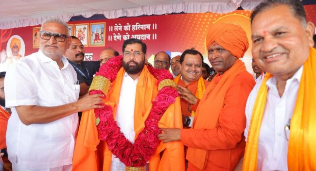 अखंड हरिनाम सप्ताह कार्यक्रम में महाराष्ट्र के सीएम एकनाथ शिंदे, फोटोः @mieknathshinde