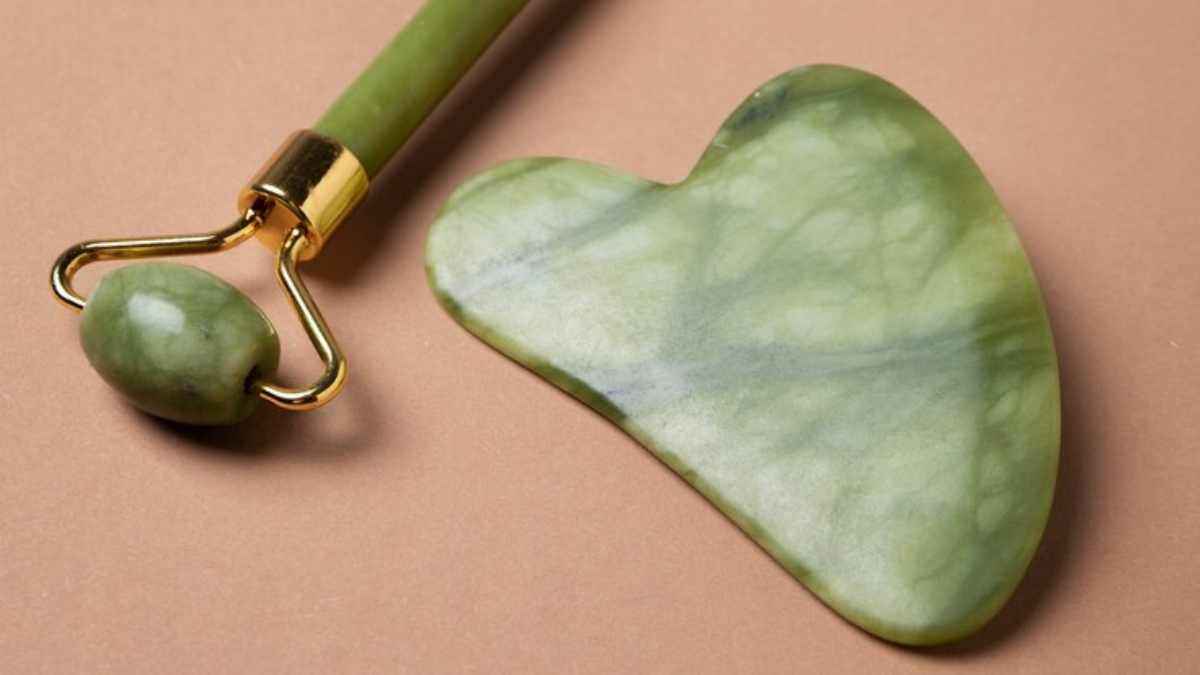Gua Sha Benefits: गुआ शा स्टोन क्या है, कैसे स्किनकेयर में इस्तेमाल किया जाता है ये कोरियाई पत्थर