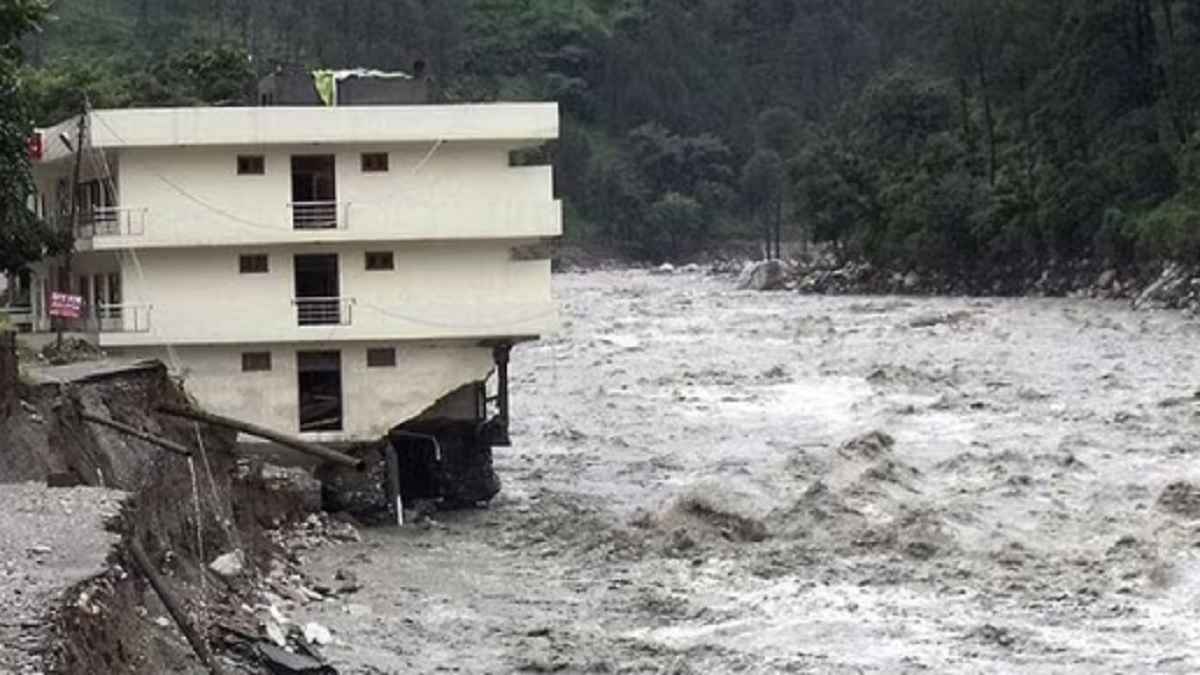 Landslide: कहीं बादल फटा तो कहीं लैंडस्लाइड, पहाड़ों में जान लेने पर तुली बार‍िश, डरा देंगे ये 10 वीड‍ियो