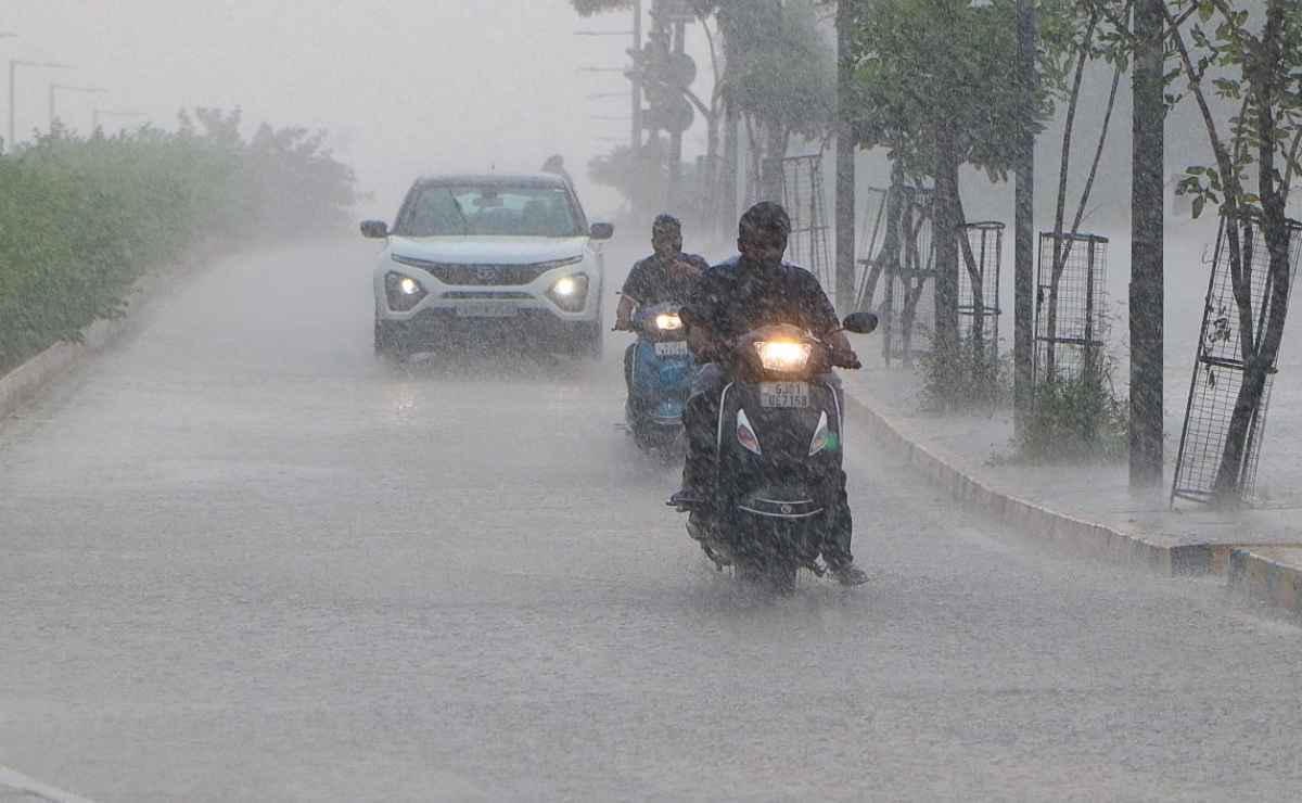 गुजरात के इन हिस्सों में 'भारी बारिश' की भविष्यवाणी, IMD ने जारी किया ऑरेंज अलर्ट