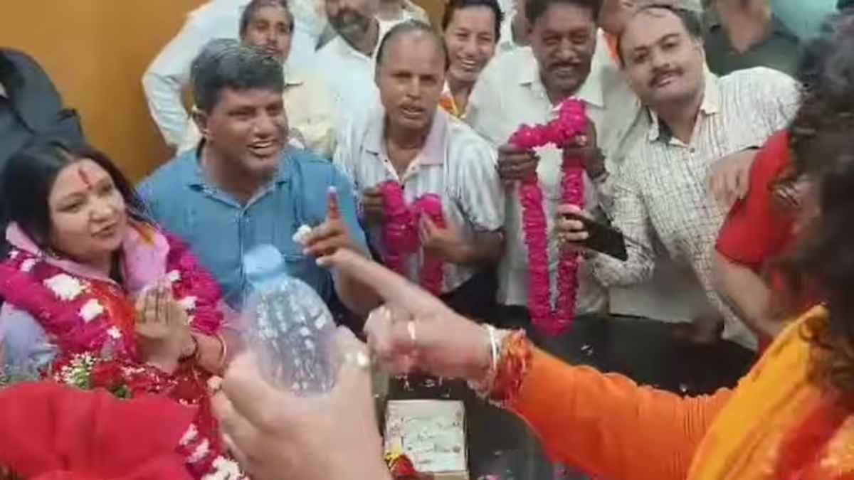 BJP में आने वाले पार्षदों को पिलाया गौमूत्र, विधायक ने महापौर कार्यालय पर छिड़का गंगाजल