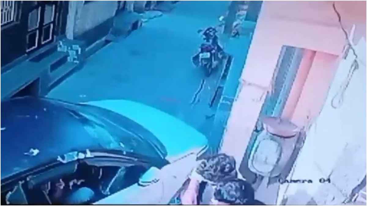 खुलेआम गुंडागर्दी! कार सवार पर लाठियों से हमला, मच गया हड़कंप