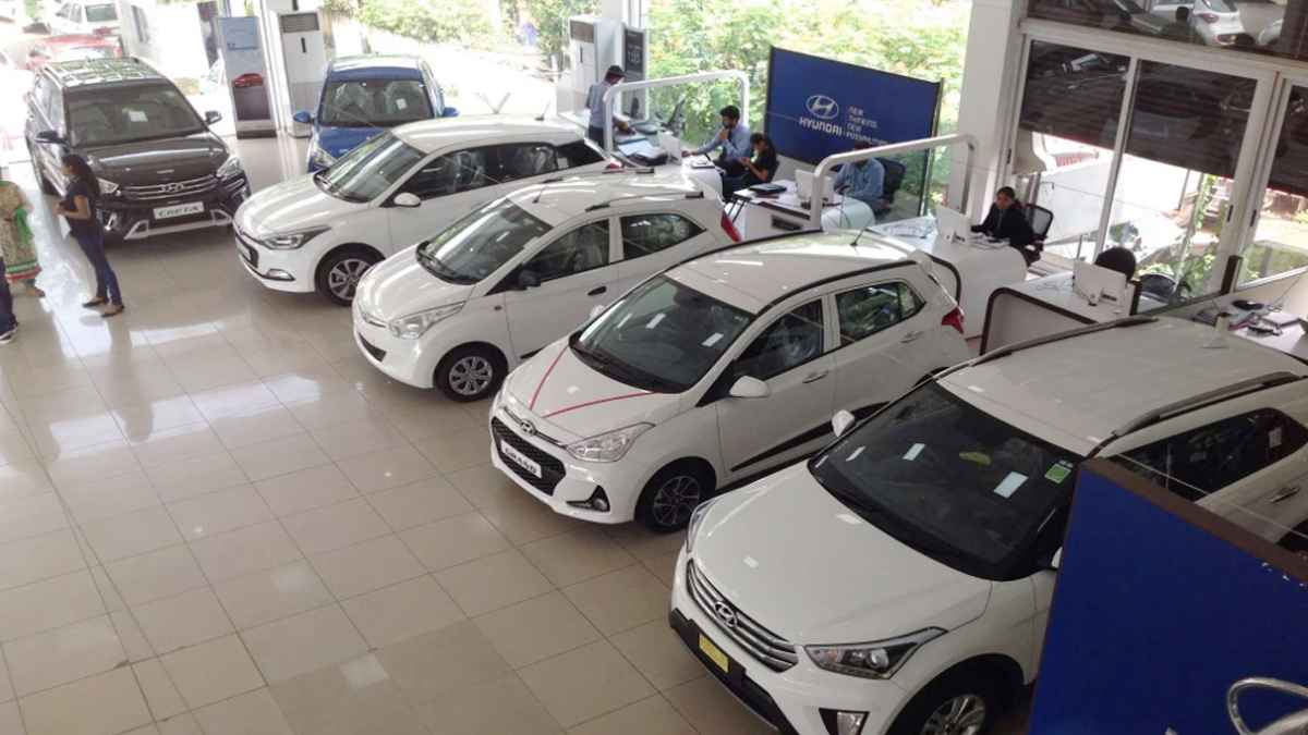 12 लाख का डिस्काउंट, पुराना स्टॉक बना सिरदर्द, 7 लाख कारें खा रही हैं धूल
