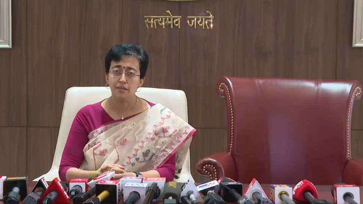 बगल में खाली कुर्सी रख आतिशी ने संभाला दिल्ली CM का पदभार, बोलीं- भरत जी की तरह मैं भी...