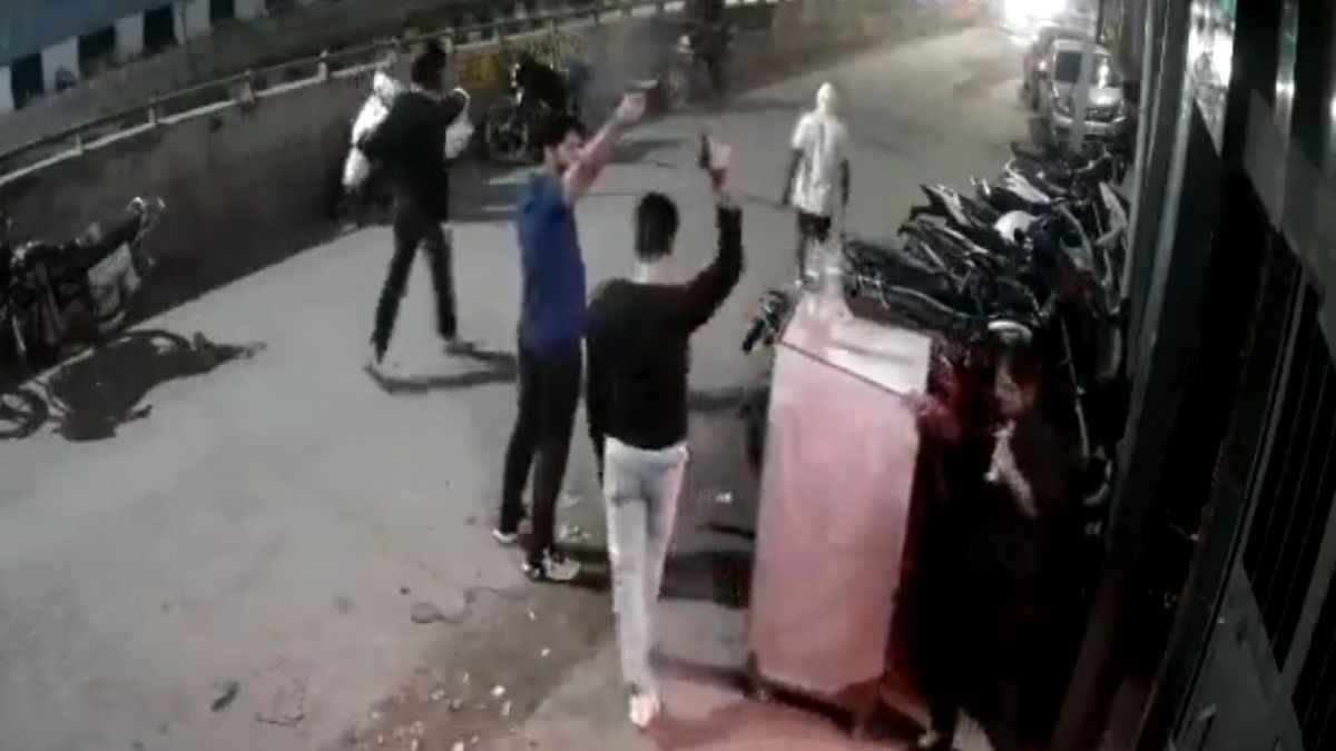 ‘घुटनों पे बैठ वरना भेजा उड़ा दूंगा', दिल्ली के क्लब में गुंडई का वीडियो वायरल, बाउंसरों की हालत हुई खराब