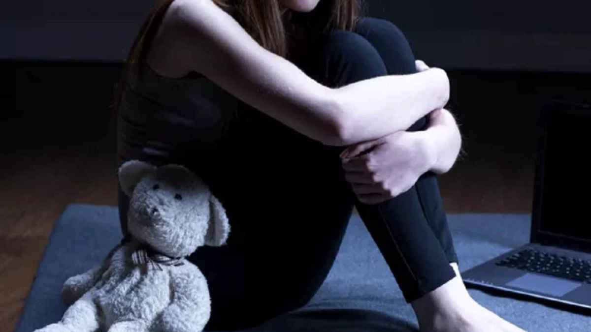 'पापा दीदी से गंदी हरकत करते...', 13 साल की बच्ची ने स्कूल में टीचर को बताई पिता की करतूत, मचा हड़कंप