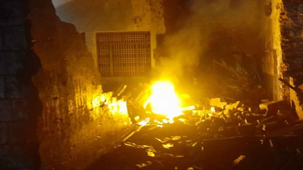 फिरोजाबाद में धमाके में 5 की मौत, 11 की हालत गंभीर; पटाखे बनाने की फैक्ट्री में हुआ हादसा