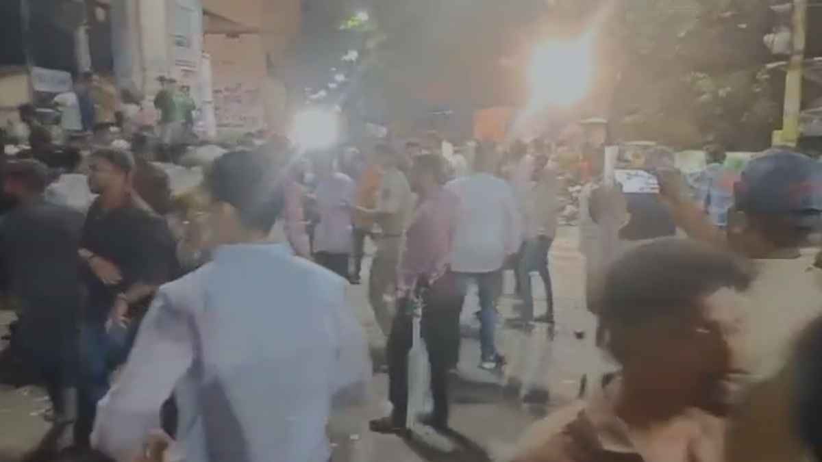महाराष्ट्र में गणपति विसर्जन के दौरान पत्थरबाजी से मूर्ति खंडित, 2 जिलों में स्थिति तनावपूर्ण