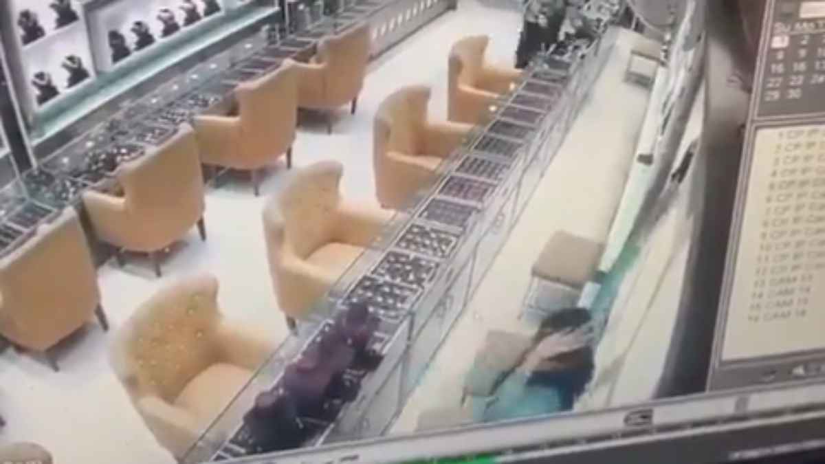 Video: 12 मिनट में ज्वैलरी शॉप से कैसे लूटे 5 करोड़? हरिद्वार से वायरल हुआ CCTV फुटेज