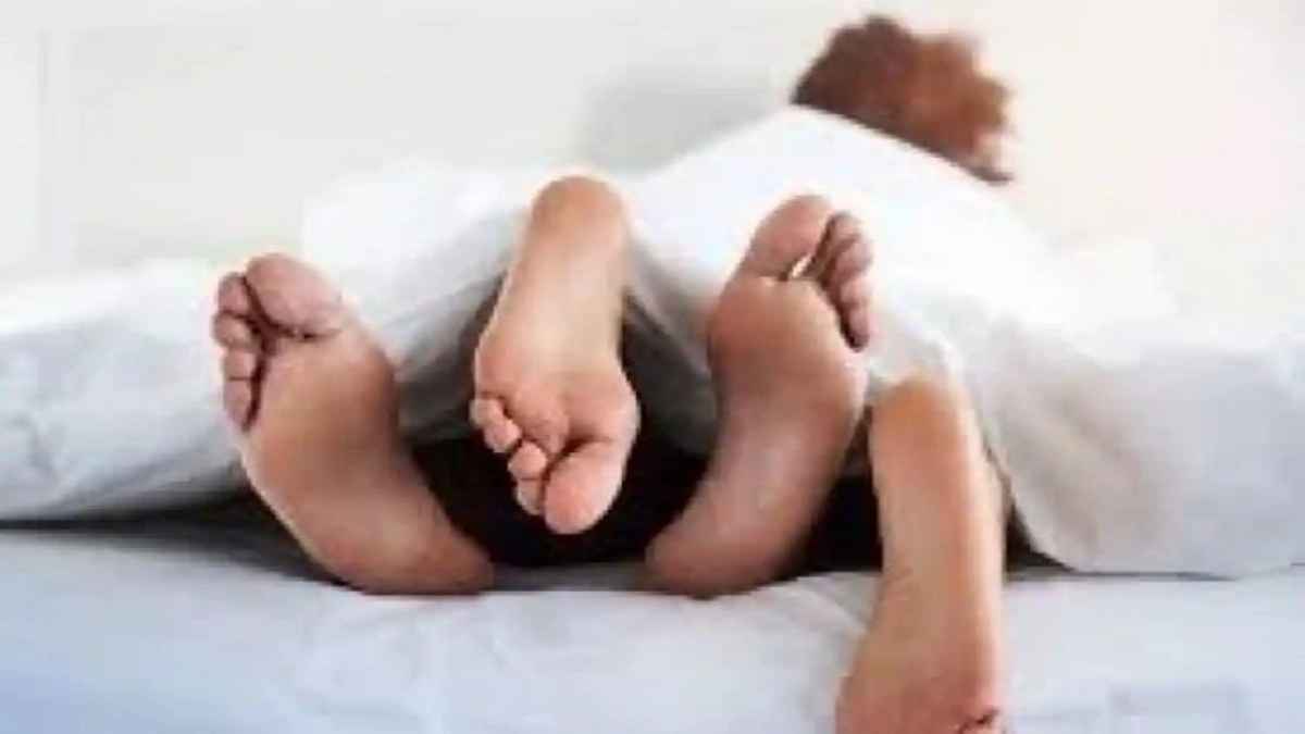 विदेश कमाने गया पति तो पड़ोसी को दिया पत्नी सुख, 2 साल तक यही हाल