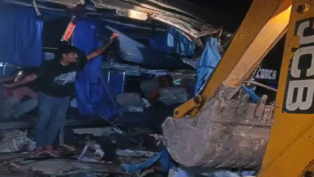 9 की मौत, मची चीख पुकार; मध्यप्रदेश में सड़क किनारे खड़े हाईवा से टकराई बस