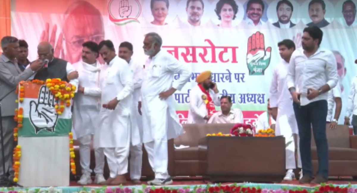 Mallikarjun Kharge तबीयत बिगड़ने के बावजूद खरगे मंच पर खड़े-खड़े ही खुद को संभाला। फोटोः @kharge