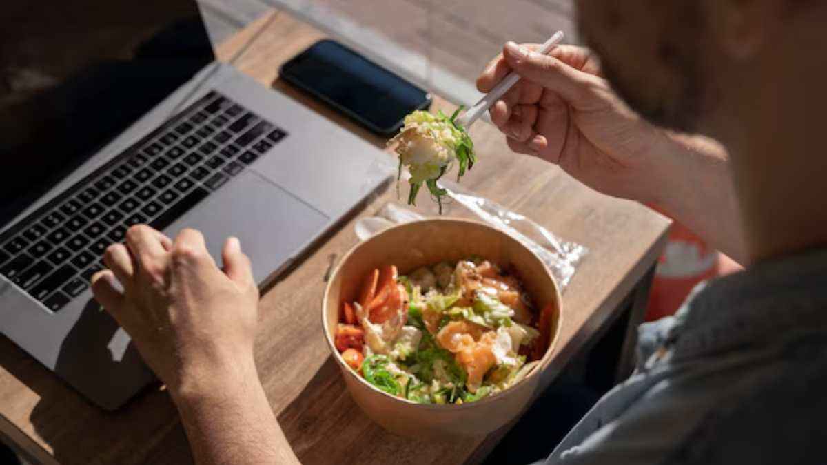 काम के साथ खाना भी जरूरी! जानें वर्कप्लेस में लंच स्किप करना कितना खतरनाक?
