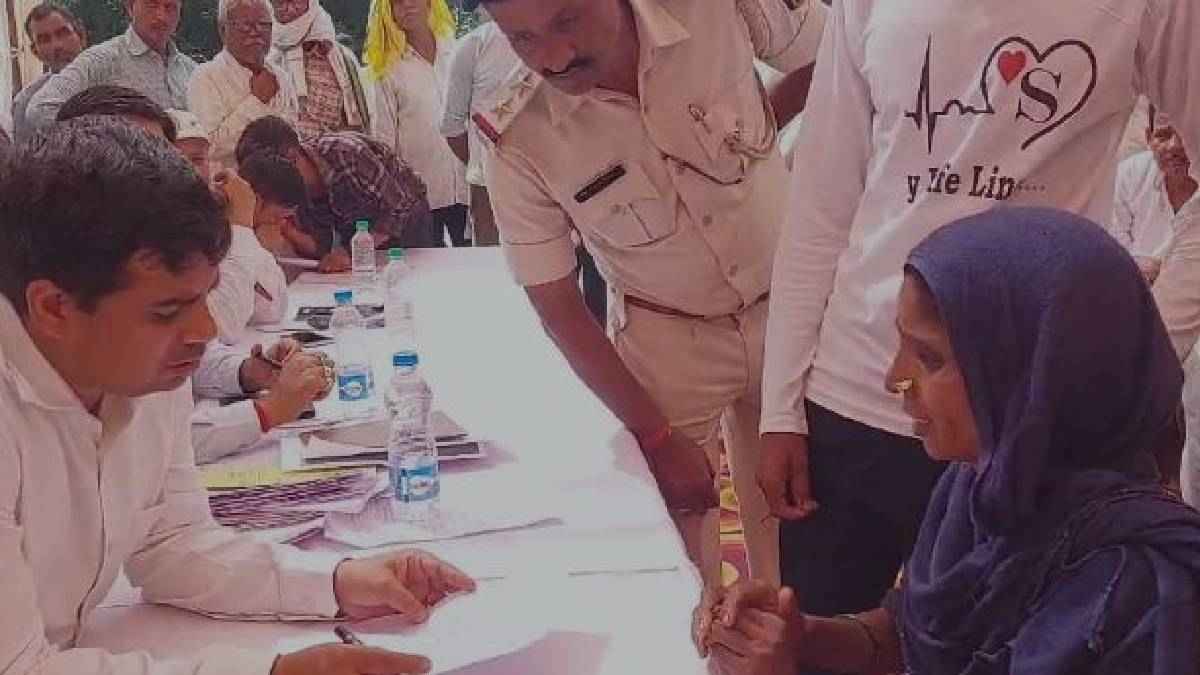 '10 साल का बेटा ढूंढ दीजिए'; जनता दरबार में DM के सामने बिलख-बिलखकर रोई मां, वीडियो देख छलक जाएंगे आंसू
